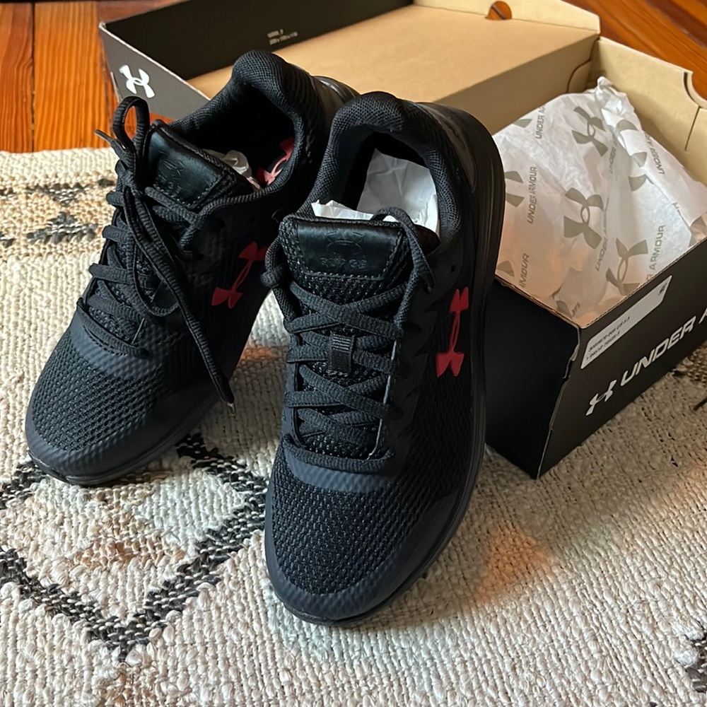 Under Armour GS Surge 2- black, youth Size 5.5